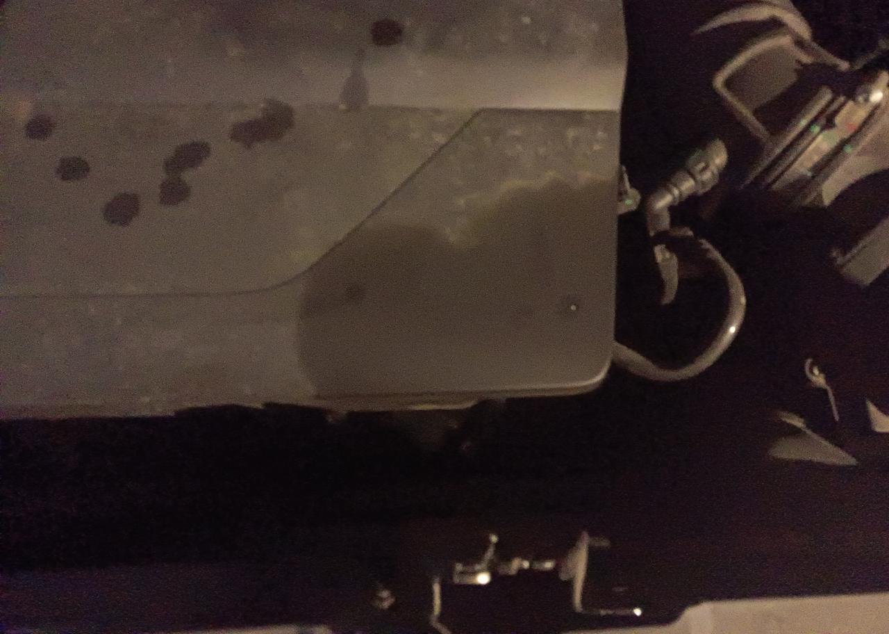 奇瑞瑞虎8 这机罩怎么是湿的，闻了闻又没机油味道。之前都没有。