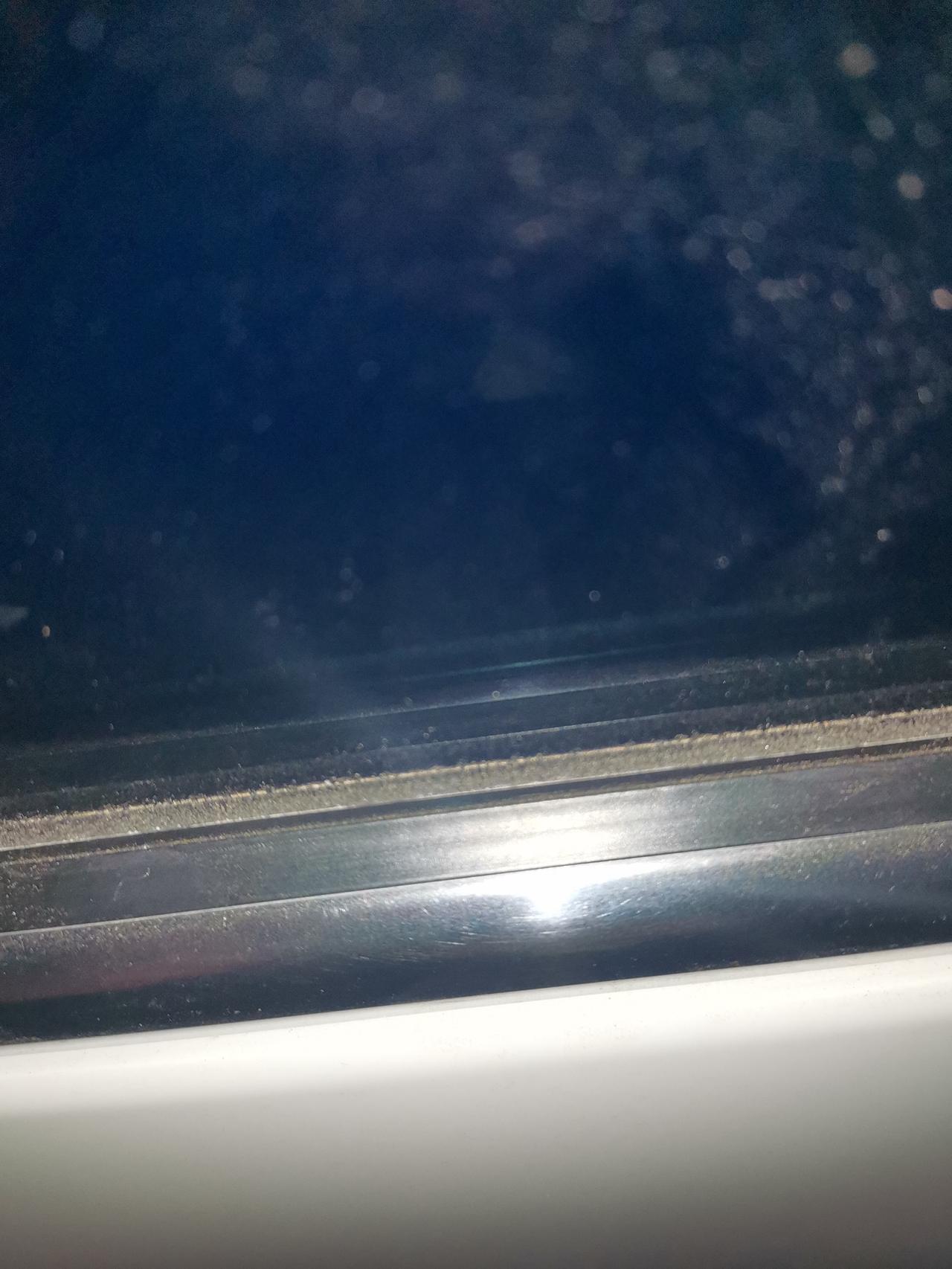 别克英朗 汽车侧窗玻璃黑边泛白什么原因？不是亮条啊   是玻璃底下那个夹层毛边