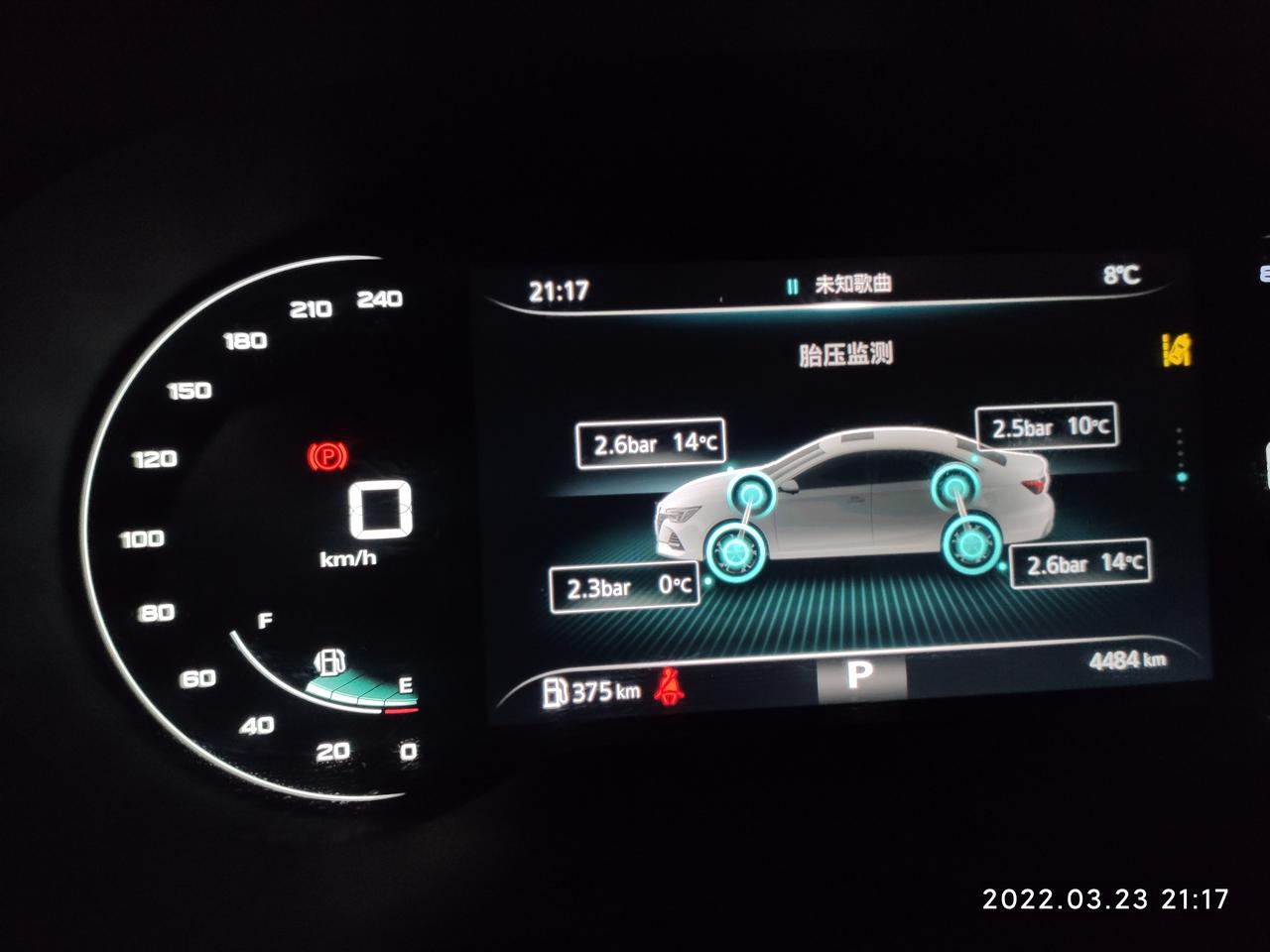 荣威i6 MAX 汽车胎压监测有个轮胎不显示温度，胎压也比其他几个轮胎低是怎么回事，左前轮。车子放了20天没开了。