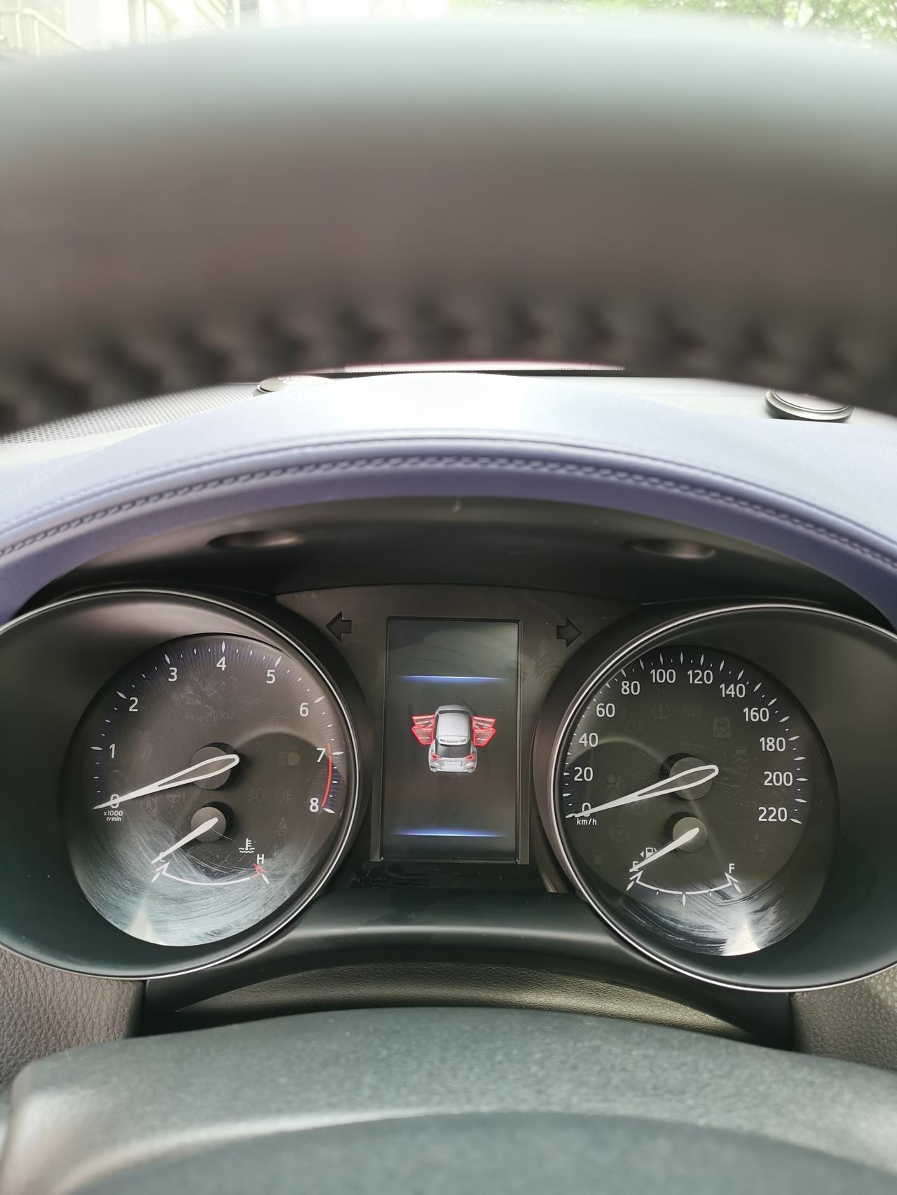 丰田C-HR 停车熄火状态打开车门后，仪表盘这个显示屏一直显示，还有滴滴声音，如果长时间停车开门透气，可以主动关闭本次提