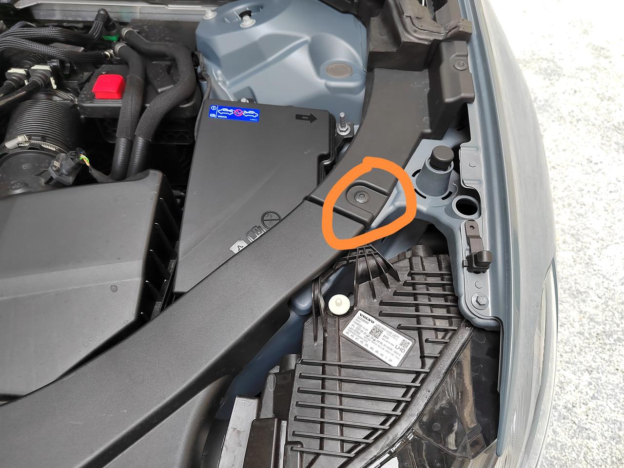 沃尔沃XC60 请问一下，塑料螺丝掉入发动机舱，对车影响大吗？怎么取出来呢？安装盖板的时候，图上画圈的孔里面掉了一个塑料