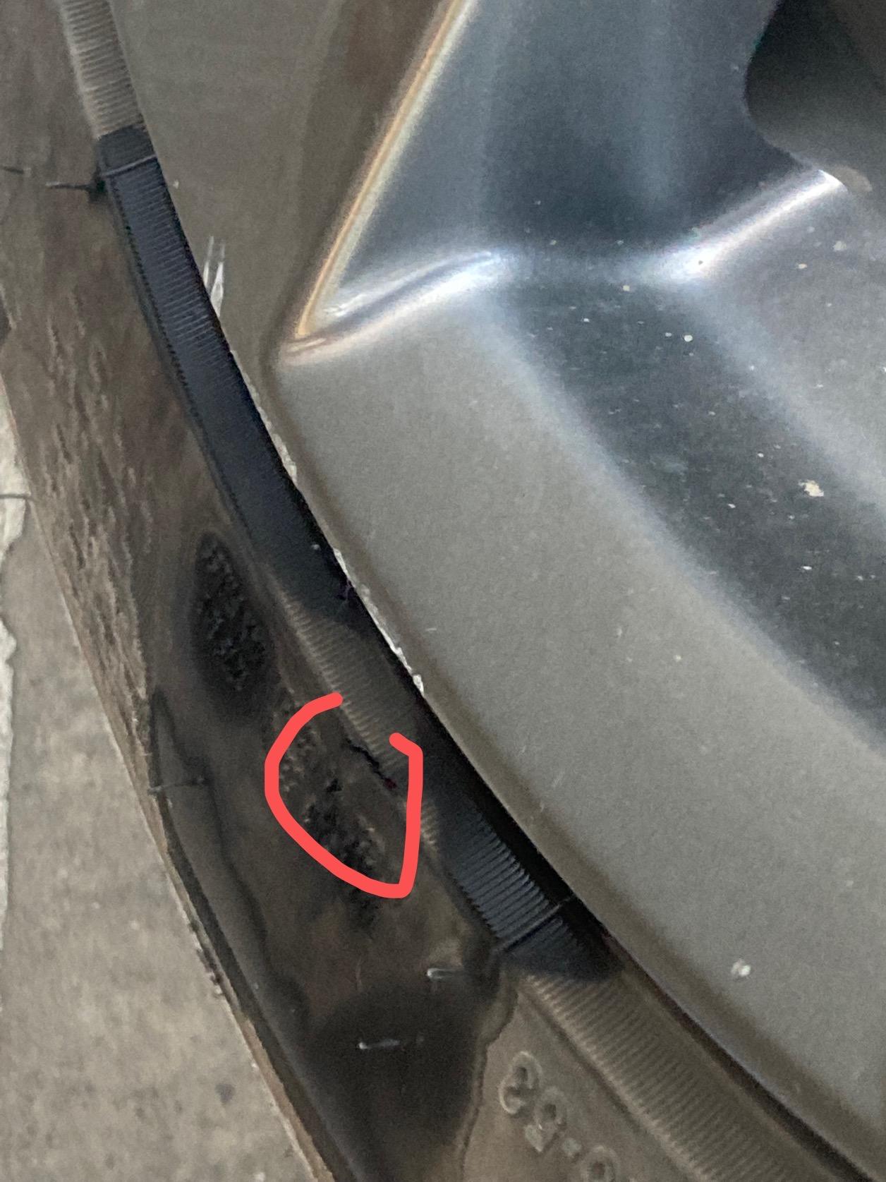 马自达3 昂克赛拉 路边停车的时候，挨到了马路牙子，轮胎侧面破了点，影响吗？