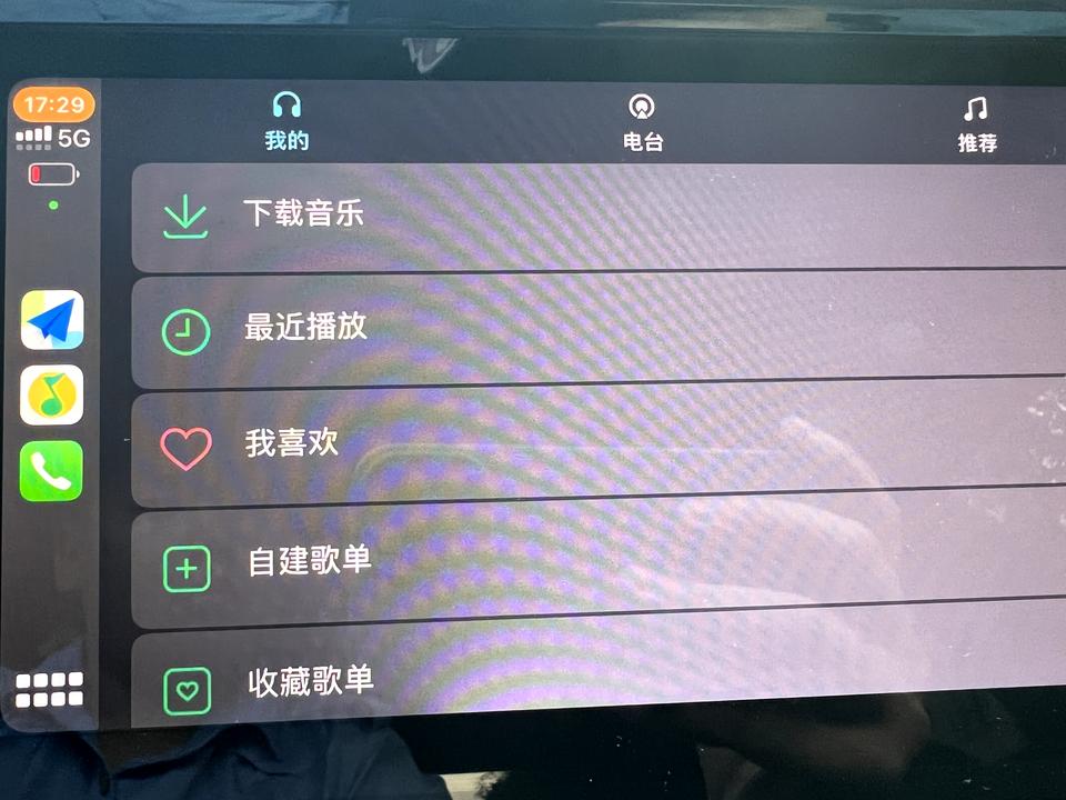 大众CC 兄弟们的CC车机屏幕左边一条有比右边的亮度暗吗 是原本就这样还是有问题啊  在MENU界面就是第一列媒体和电台