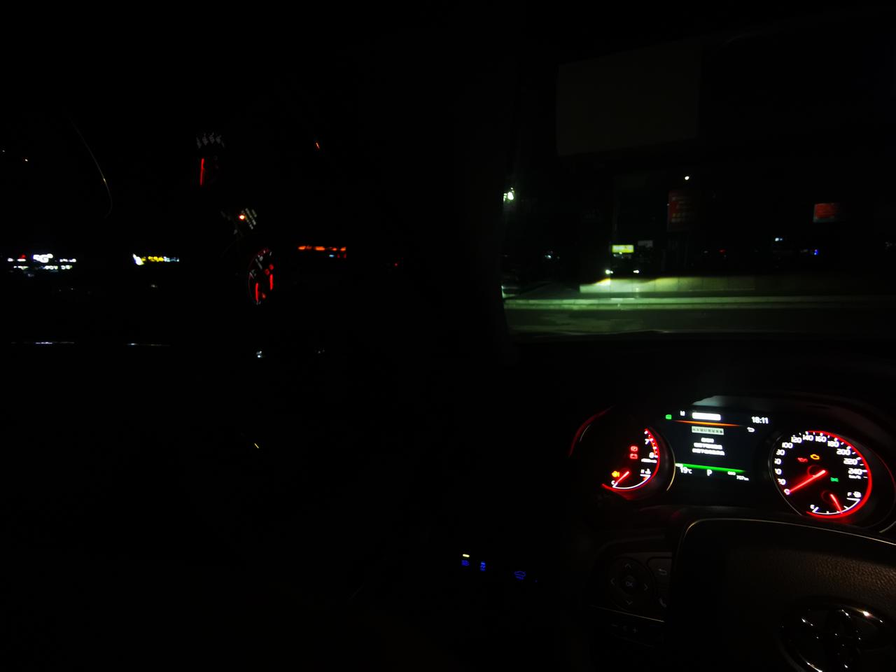 丰田凯美瑞 晚上开车，前面车门玻璃上会反射仪表盘，怎么解？