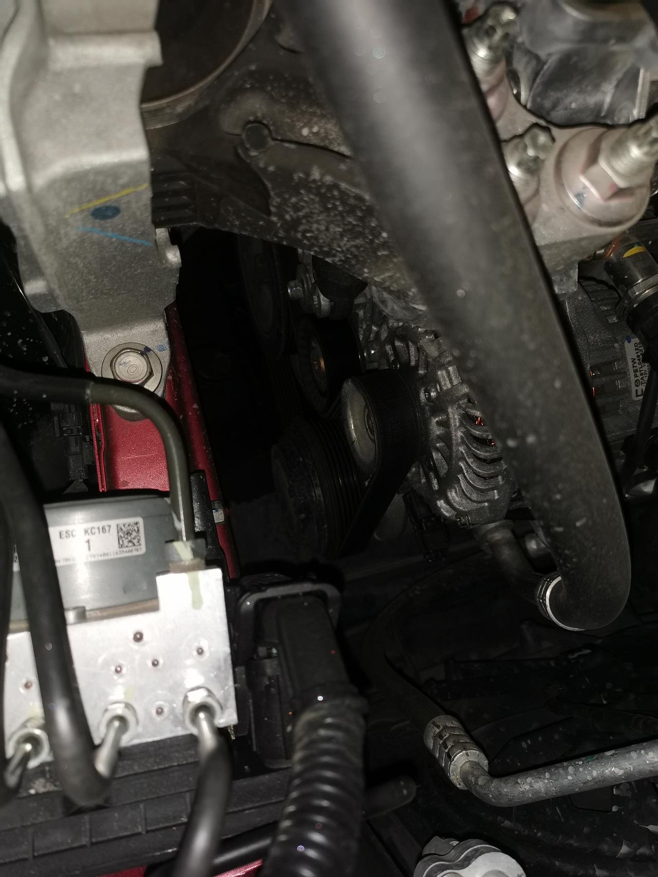 马自达3 昂克赛拉 发动机下面护板全是油是怎么回事呀，有相同的车友有这么情况吗？