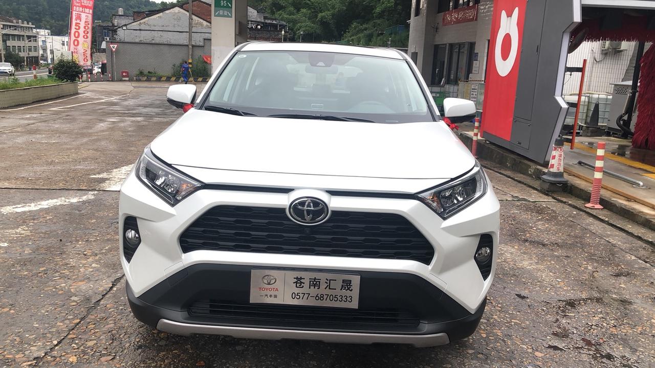 丰田RAV4荣放 2021年6月21号提车，21款两驱风尚版，指导价19.58，白色加2000，优惠1.2！上牌费500