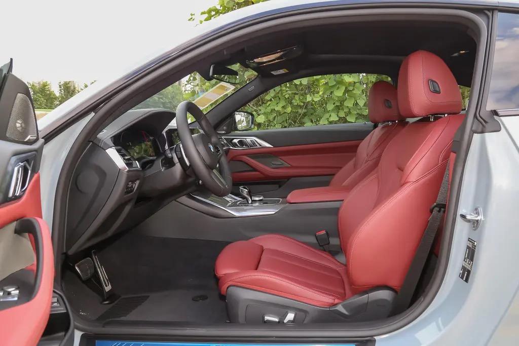宝马4系 4系是选配的运动座椅坐着舒服还是普通运动座椅舒服，白色车身配黑色内饰还是火山红好看。