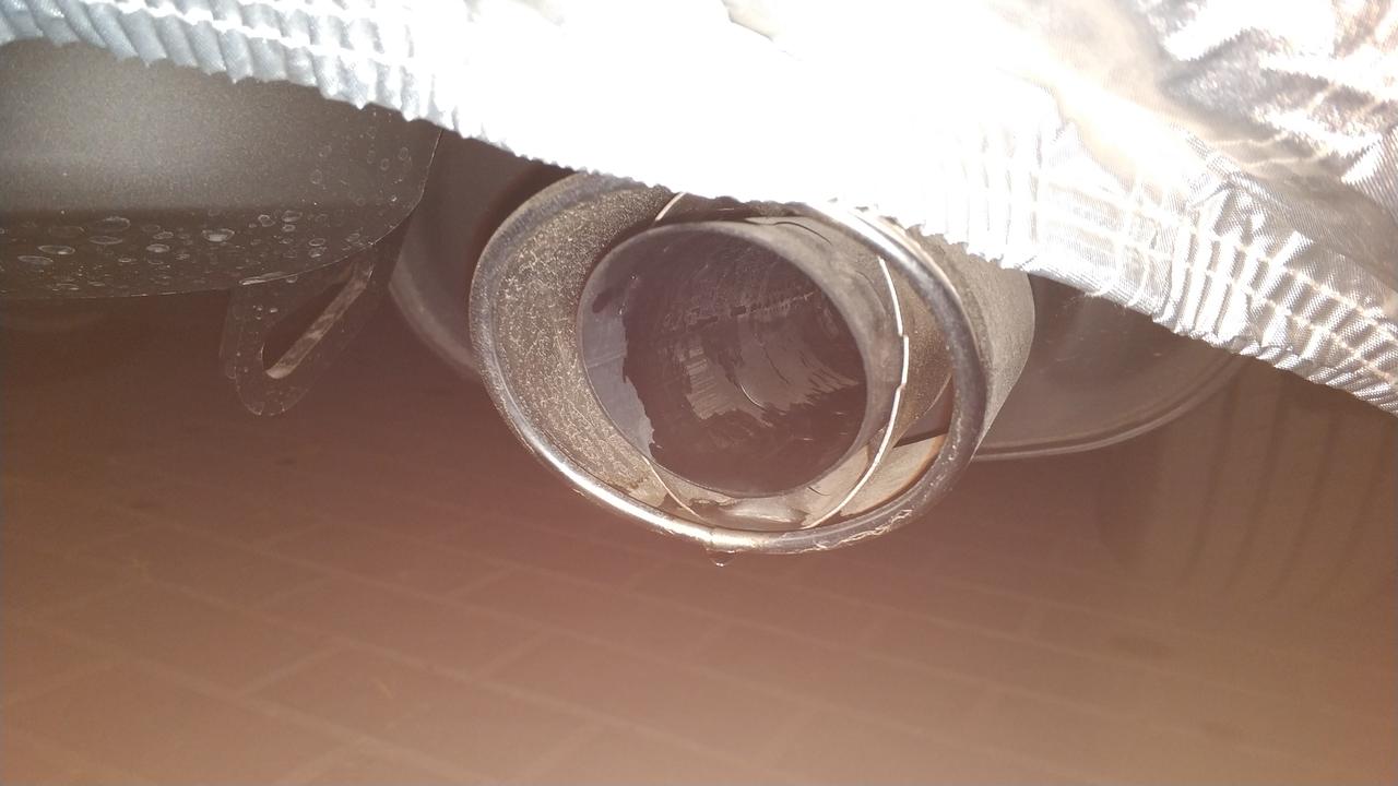 丰田凯美瑞 停车以后，发现一个排气管滴水，正常吗？