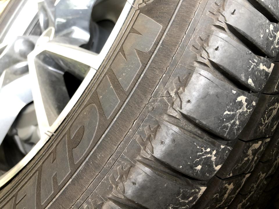 奥迪Q5L 万能的车友们 就想请问一下这个轮胎小划痕要不要紧 看的好不爽 有没有必要去补呀