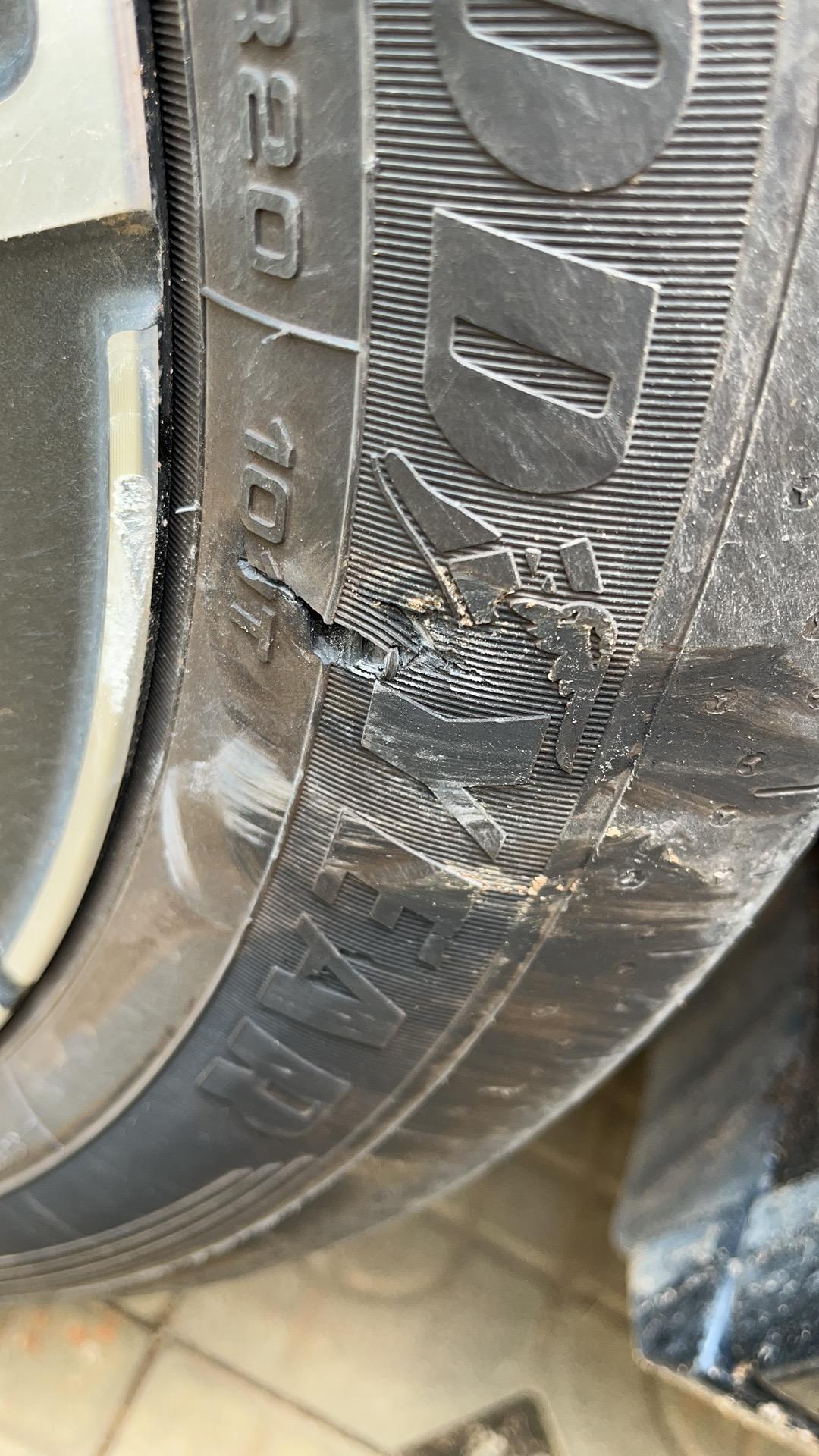 大众ID.4 CROZZ 被刮破了轮胎，需要整个换吗？如图，这种程度的破损需要整个轮胎换掉吗？报价一个胎1850……
