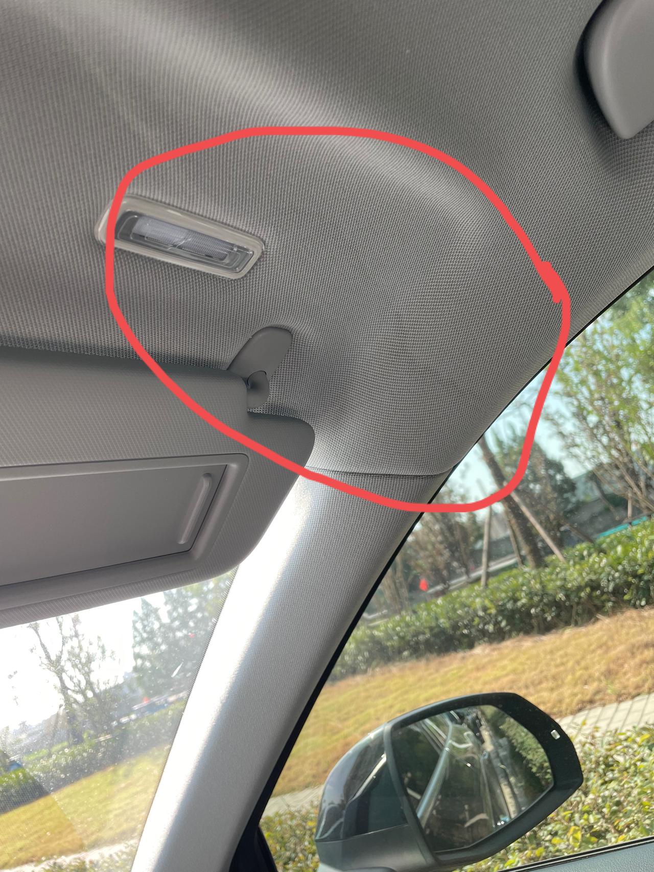 奥迪Q5L 提车刚一个多月，上周突然注意到副驾遮阳板后面多了一块水渍。去4S店检查了天窗排水没有堵，然后浇了两天水也没有