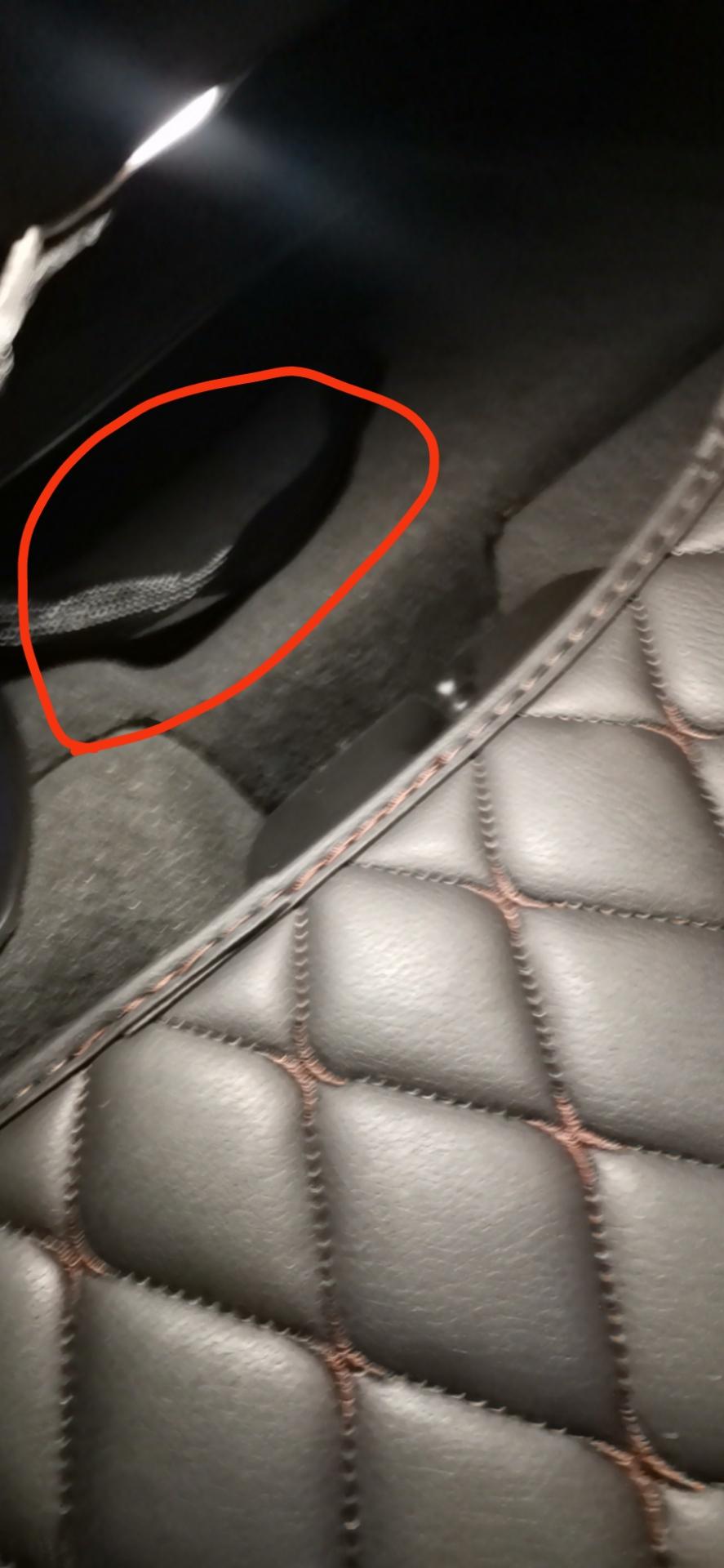 宝马X3 主副驾驶座位下有根黑色的电线，这是不是正常的？
