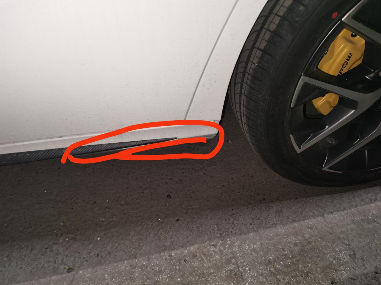 广汽传祺影豹 各位大哥，我的这个车子不小心被路基刮了，想问下这地方是塑料件么(这是左边后轮的前面红色圈)？如果4s店喷漆