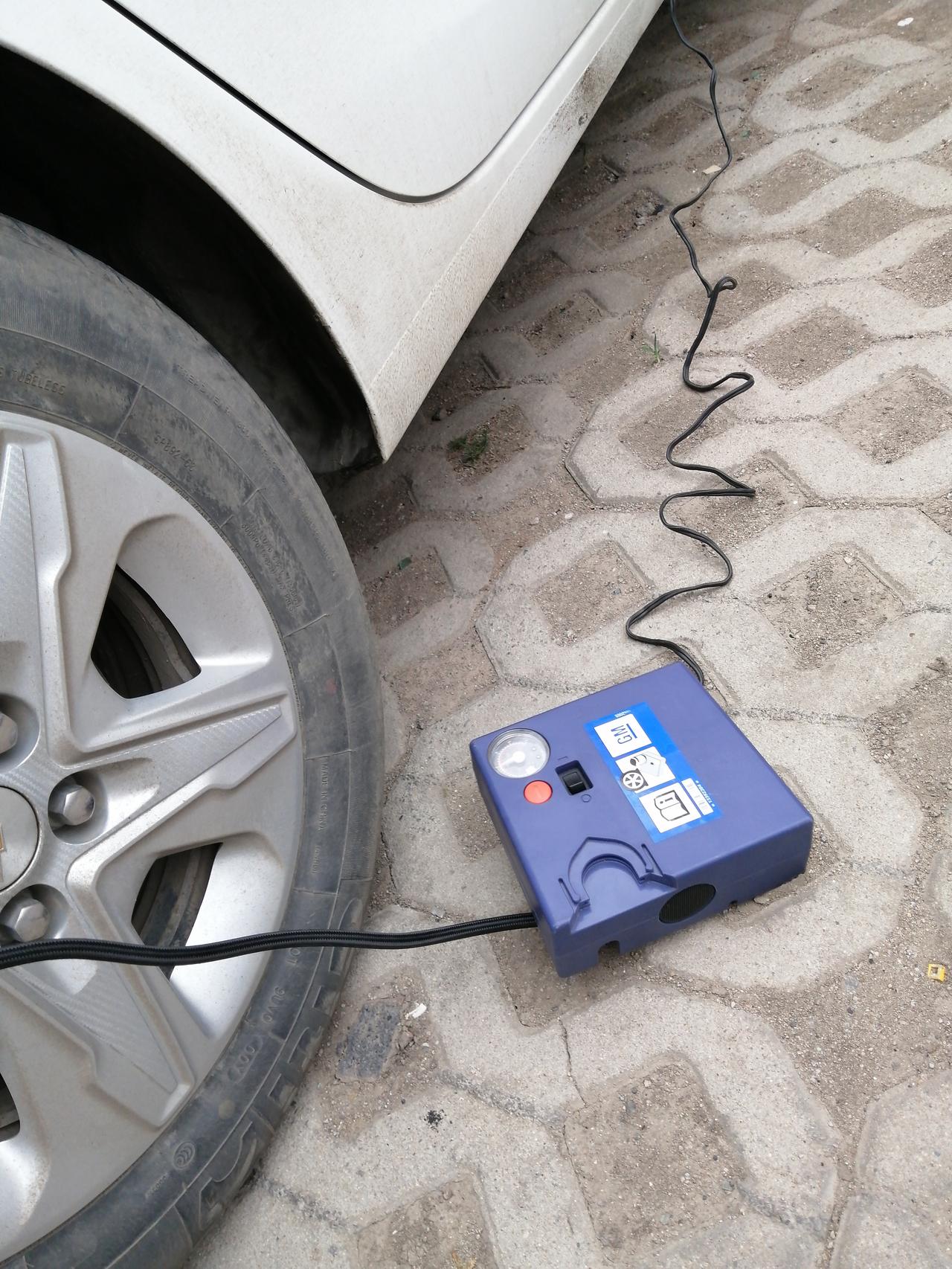 雪佛兰科沃兹 充气泵问题随车这个蓝色的是充气泵么？是不是两边连上，打开开关就可以给轮胎补气了？