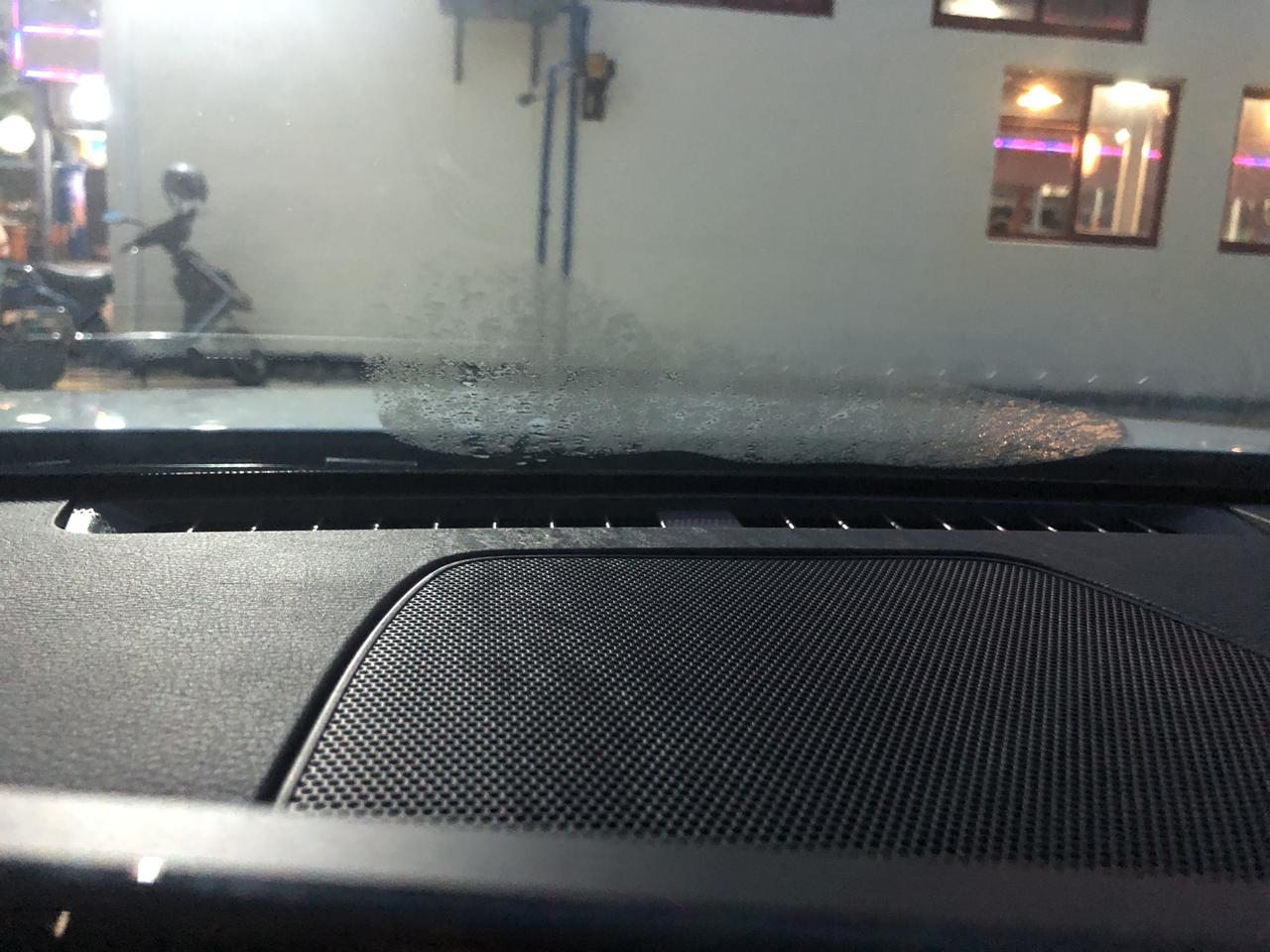 求助各位车友大神，马自达3 昂克赛拉质美版 一开空调 前挡风玻璃外面就起雾气 应该怎么解决啊