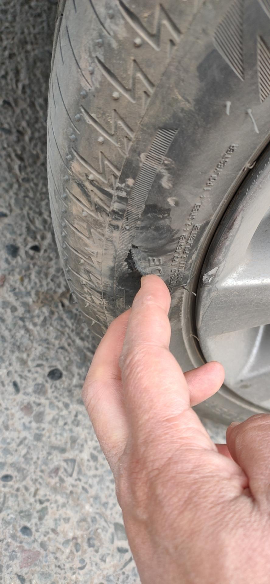 马自达3 昂克赛拉 新车马三2000公里左右轮胎被路墩挂了一下痛呀，有什么没得哟？