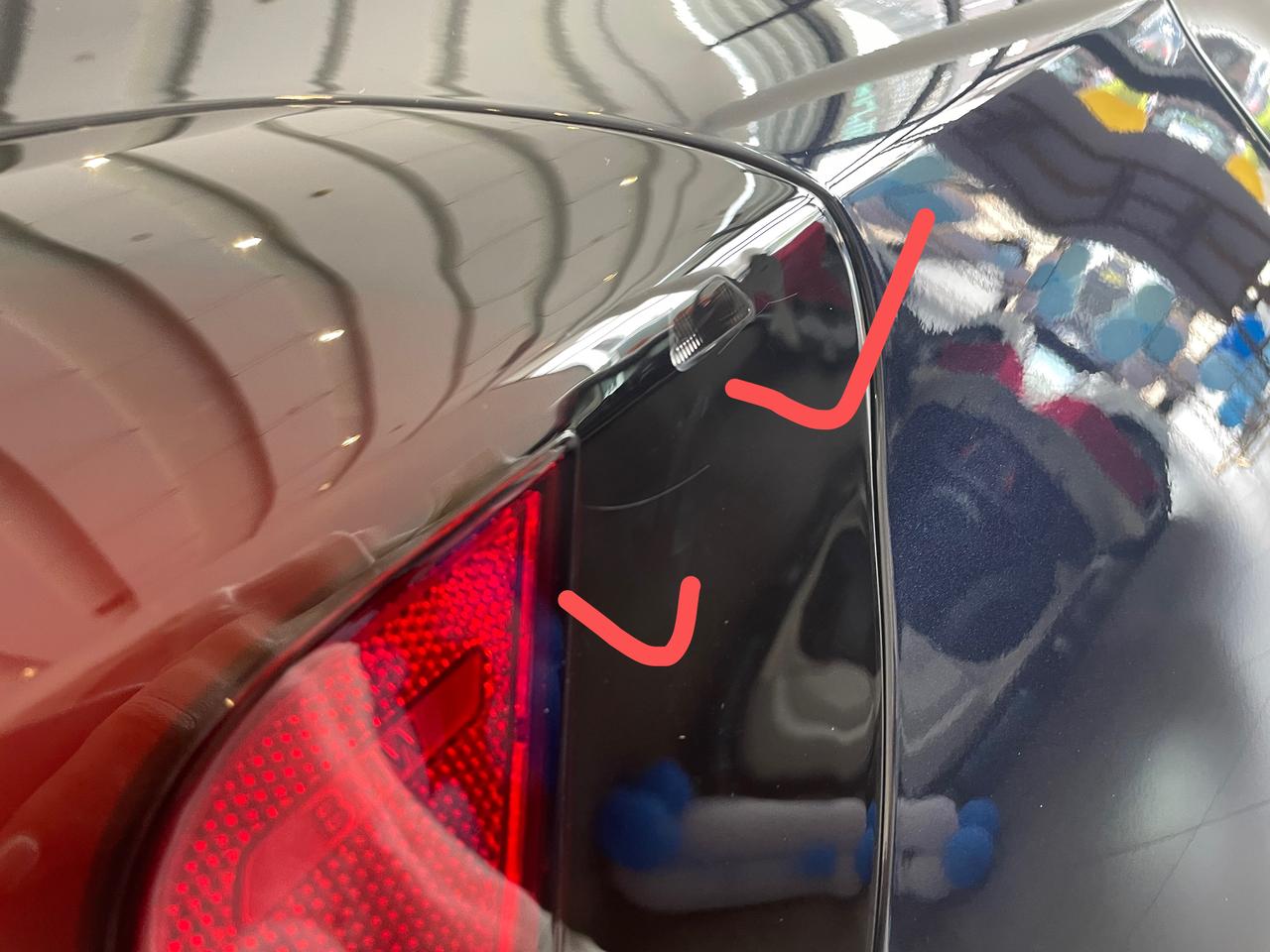 宝马X3 刚提车，请问大家的车这两处有问题吗。两个后尾灯各有两处同样的划痕，两边差不多位置。发动机箱前面两排黑色螺丝（一