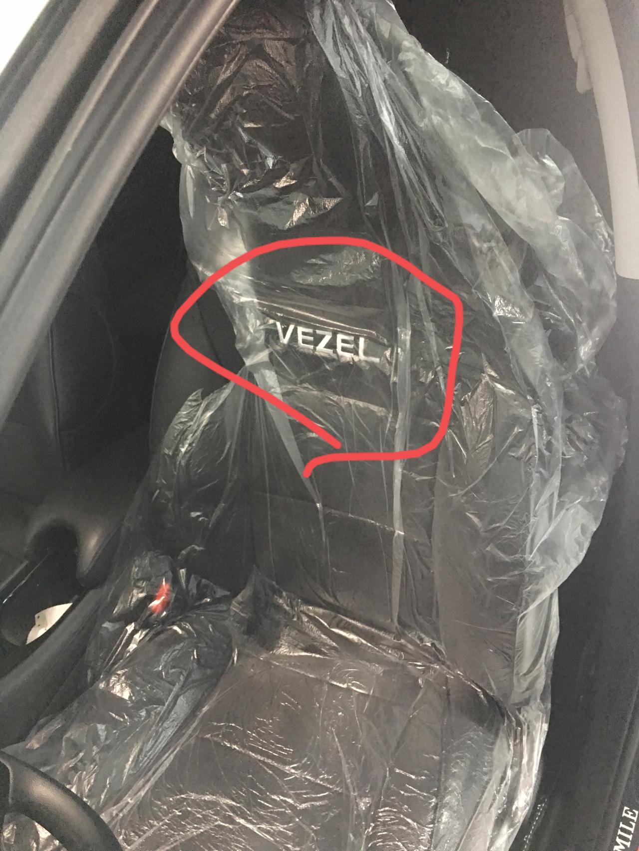 本田缤智 厂家送的皮座椅有VEZEL logo吗？