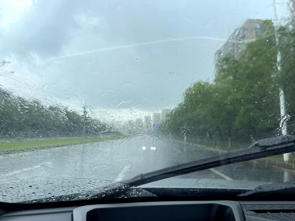 哈弗神兽 你们用自动雨刷不？这时间经常下雨，我就设置的是自动档位雨刮，有时候会发现，下小雨的时候感应速度慢，雨急雨大的时