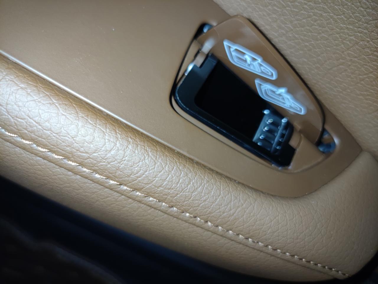 沃尔沃S90 各位车友，新提的b5智逸，后门上这个是干什么用的啊，销售告诉我是烟灰缸，我感觉不像呢