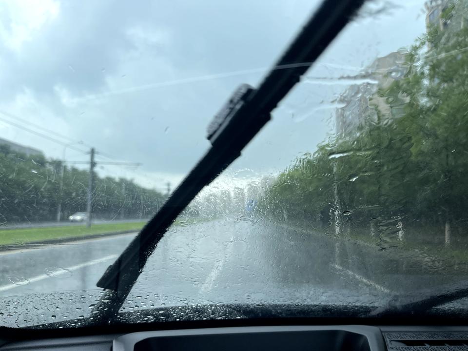 哈弗神兽 你们用自动雨刷不？这时间经常下雨，我就设置的是自动档位雨刮，有时候会发现，下小雨的时候感应速度慢，雨急雨大的时