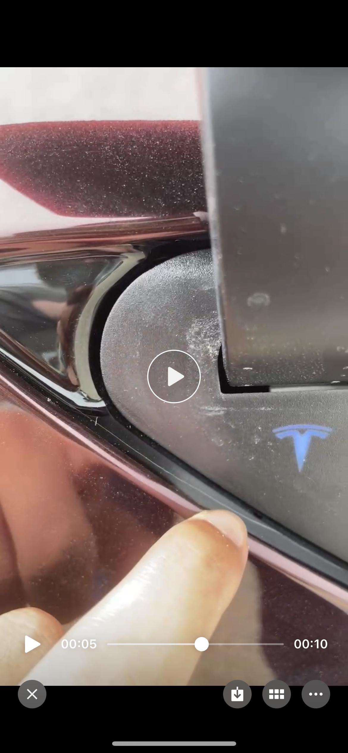 特斯拉Model 3 充电口边上被贴膜的师傅剌了，请问这个程度需要补漆嘛，会生锈吗