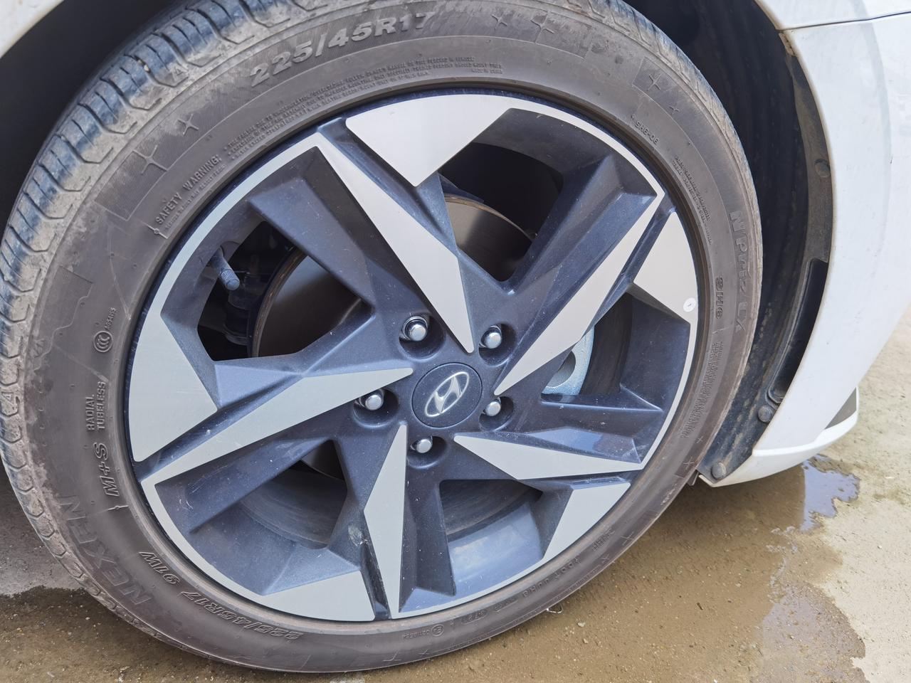 现代伊兰特 225/45R17  91w 的耐克森车胎鼓包了，在市面上都没有找到这个轮胎？是只有4s店才有吗