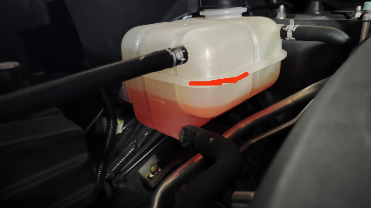 长安CS75 PLUS 买车一年了，这个冷却液的液面最开始在画红线那里现在都快到最低液面了，请问车友们这正常吗？