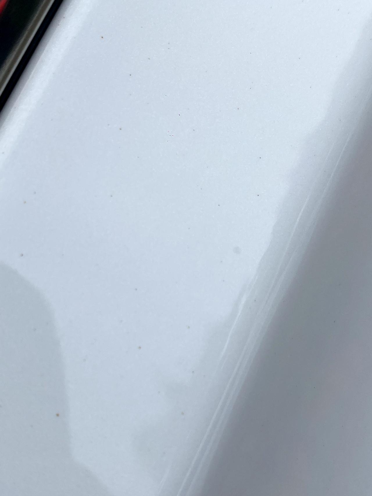 奇瑞瑞虎7 PLUS 所有白色车 都会这样嘛。我洗车时看了我几个白色车都是这种。而且还洗不掉、和生锈一样的，趴在那才能看