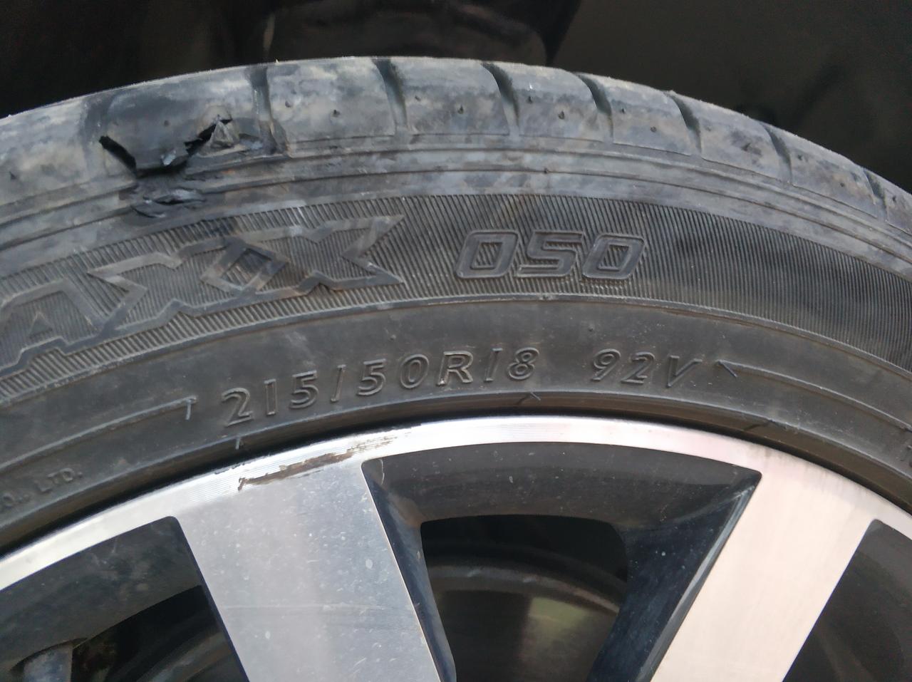 斯柯达柯珞克 刚发现轮胎这样了，不知在哪磨的，这是原车轮胎，才一年多点，还能补吧？还是换新轮胎？一条多少钱？