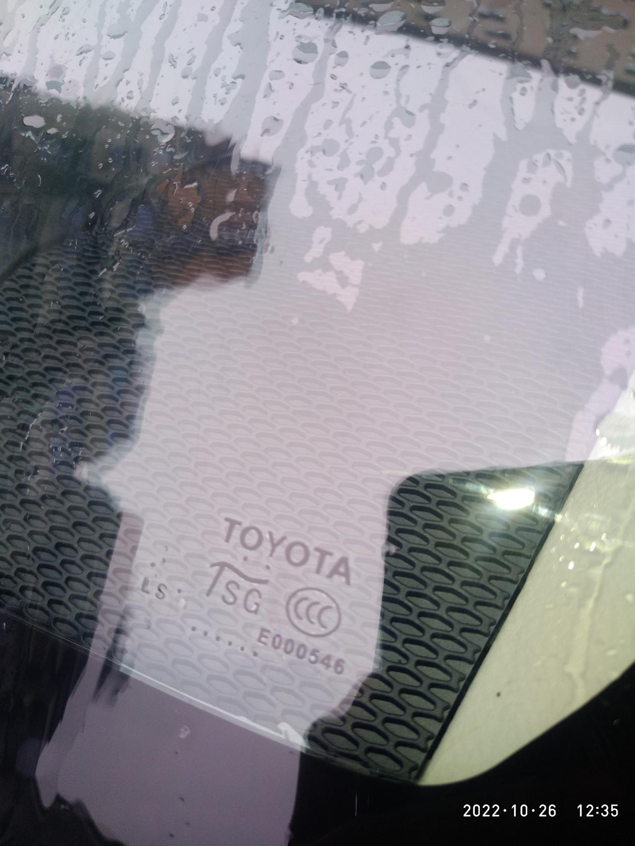 丰田卡罗拉2022款1.2T先锋plus版，前后挡风玻璃标识不一样，前挡风玻璃是“LS”，后挡风玻璃是“TS”，正常吗？