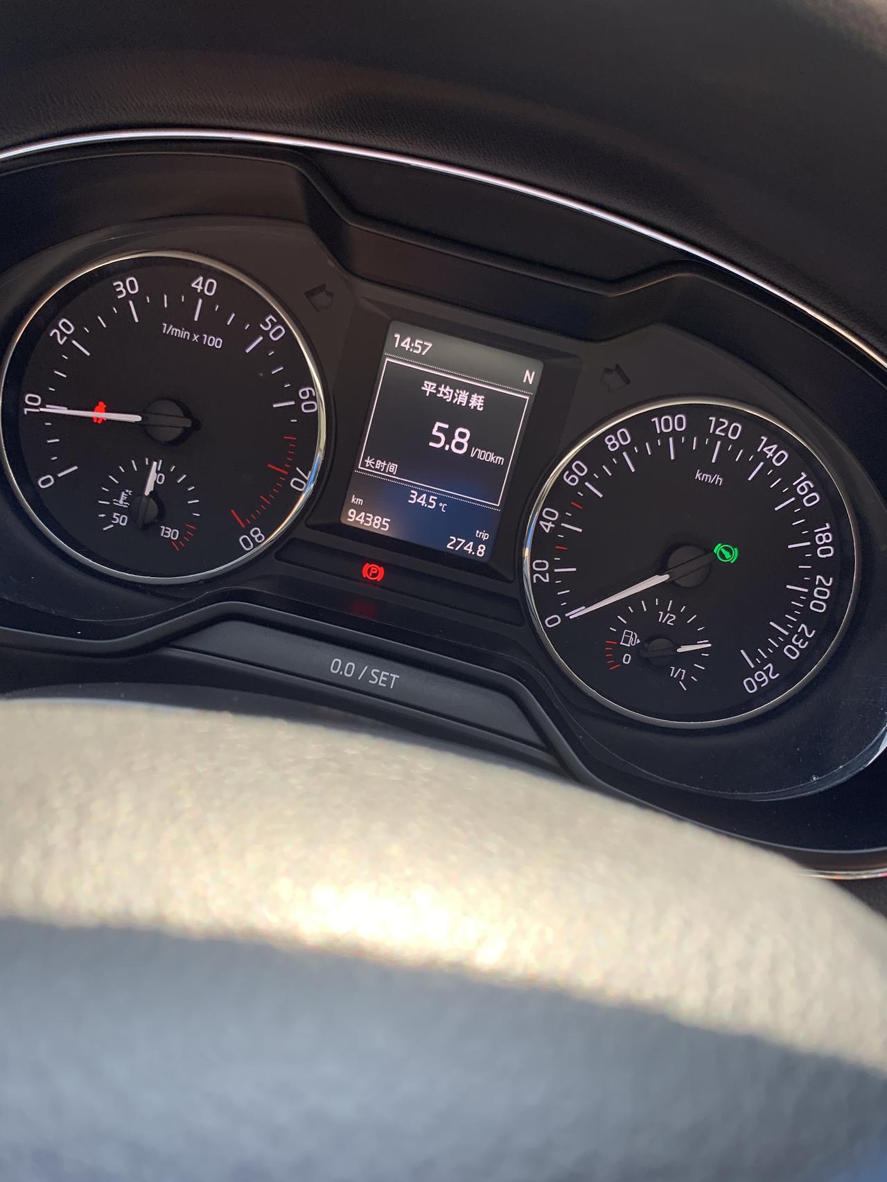 斯柯达16款明锐在室外温度33度以上情况下，开空调不给油怠速稳定在750左右，踩一脚油门怠速升至1000转，不会掉下来。