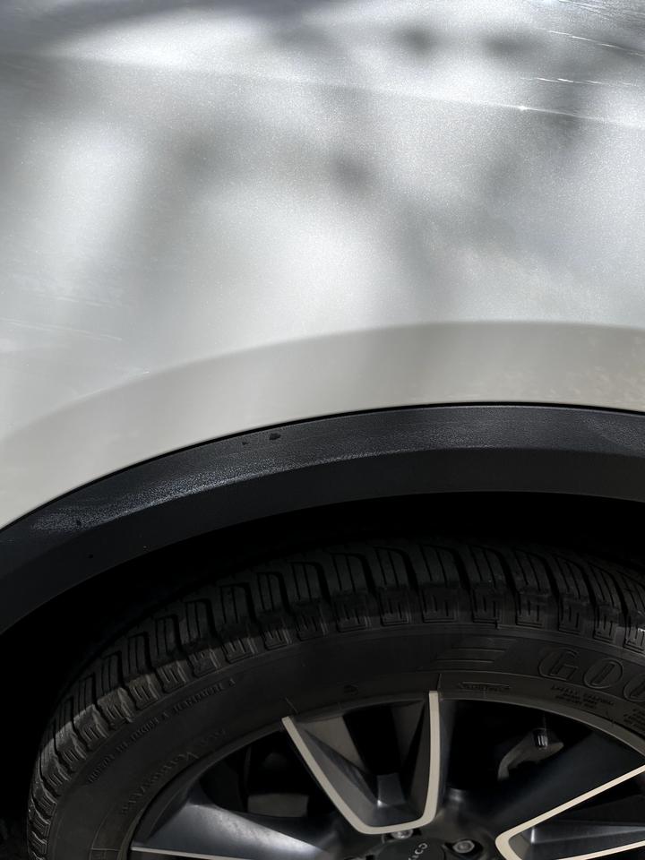 领克01 有大佬知道轮胎上面一圈黑色塑料件上面白色的东西是什么吗？四个都有
