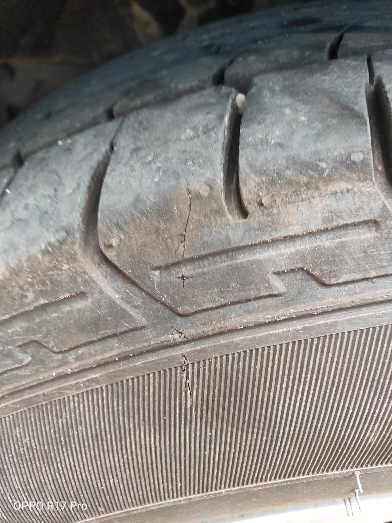 本田XR-V 刚看到，东风本田xrv ，轮胎被啥割了吧，才半年，我觉得应该影响不大吧，换个轮胎也要好多钱