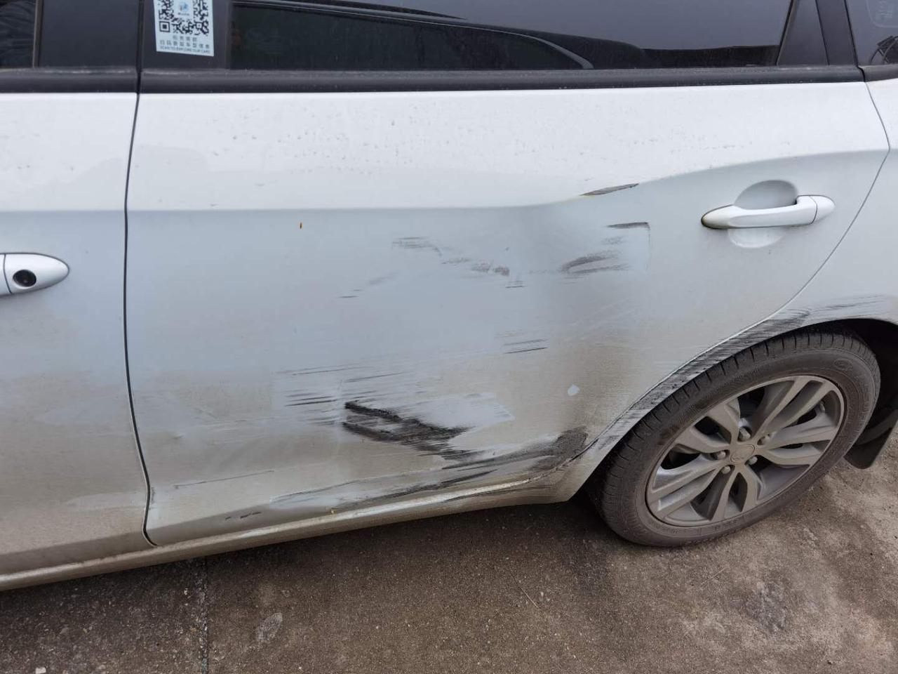 今年5月购买的别克英朗2019款1.3T互联精英版，昨天自己开车蹭到了车库，掉了不少漆，很是心痛，因为上班赶时间，也没联