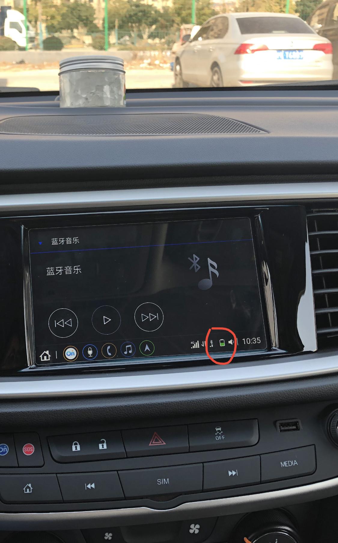 别克英朗 中控屏幕上这个电池充电的标志怎么回事？每次车刚启动电池显示的电量比较低，开一段时间就显示充满了。