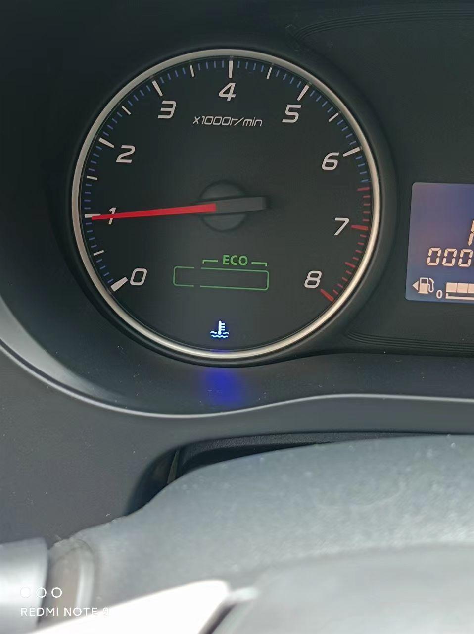 欧蓝德丐版，新车，刚跑了有2000公里，夏天早上起步，水温表显示蓝色，开两分钟就没了，正常吗？