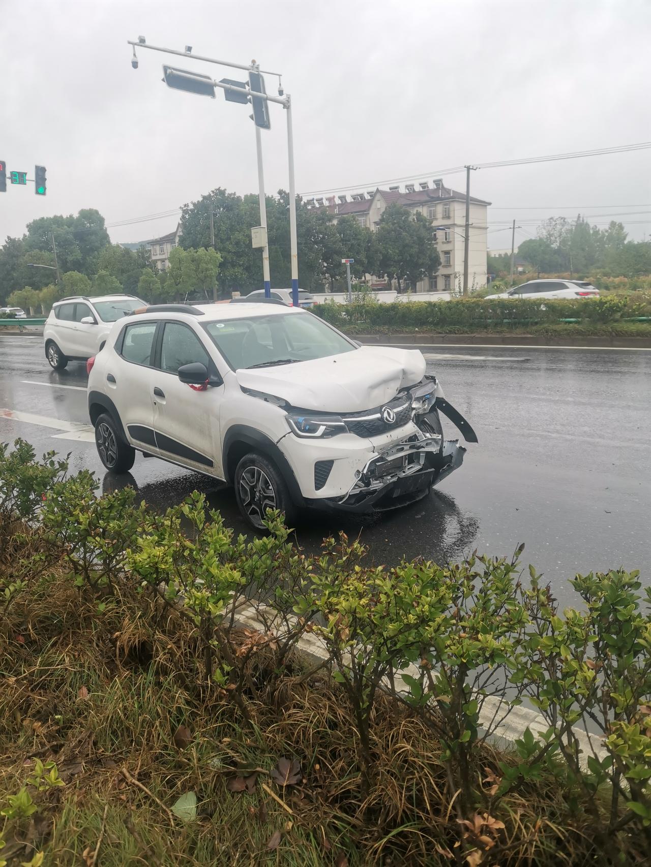 东风EV新能源EX1 这个车刹不住就不说了，撞成这样安全气囊没打开属于正常吗