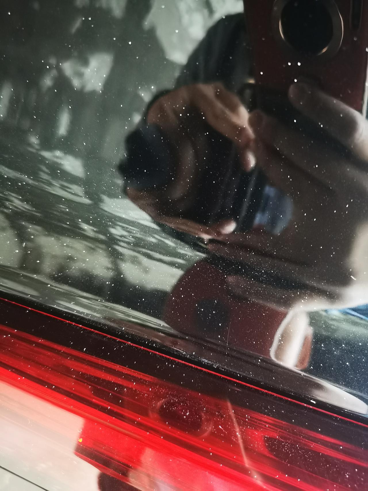 凯迪拉克XT5 车窗、漆面上全是这种小白点，用指甲能扣下来，但是工作量太大…不知道是油漆还是树胶～有没有啥好办法处理干净