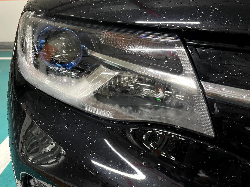 东风EV新能源EX1 这才提车不到一个月，第一次开车遇到下雨，回来就发现的大灯里面都有水汽了，这个情况正常吗？