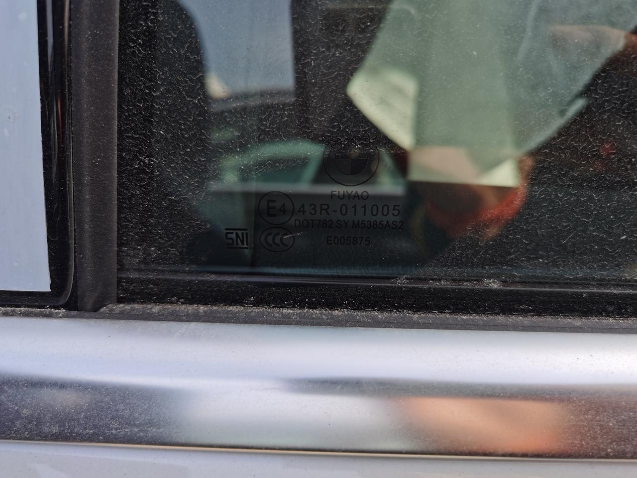 宝马3系 小白发问，去库里看车，发现两个后门玻璃没有生产日期，正常吗？