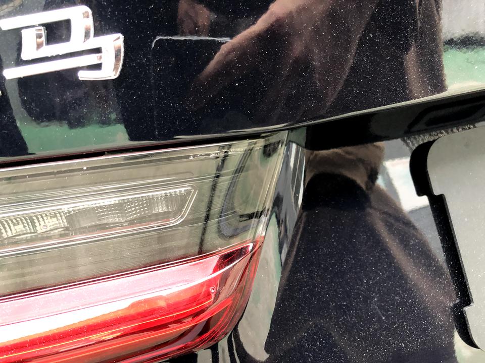 宝马3系 3系刚提车贴了个车衣，经销商就不给大灯质保了？里面坏了，外面完好无损。就考了一眼说是贴车衣烤坏的，为什么里面坏