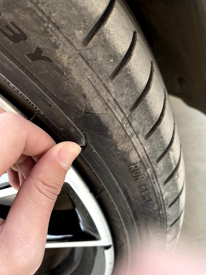 宝马3系 新车才2000公里，轮胎边被磕破了一点，如图，需要换胎吗？好心疼。