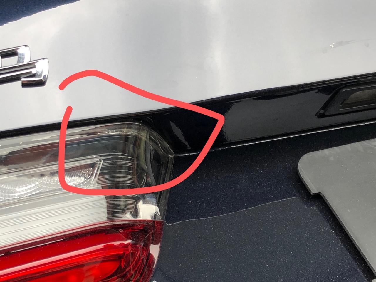 宝马3系 3系刚提车贴了个车衣，经销商就不给大灯质保了？里面坏了，外面完好无损。就考了一眼说是贴车衣烤坏的，为什么里面坏
