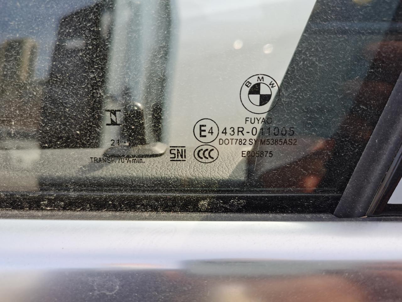 宝马3系 小白发问，去库里看车，发现两个后门玻璃没有生产日期，正常吗？
