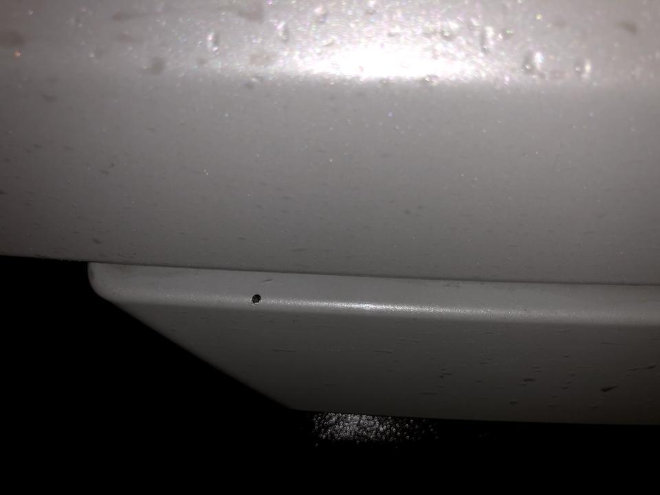 沃尔沃XC40 请问各位车友，我的爱车被轻微追尾，后盖漆磕掉了很小的两处。大概1/3小指指甲大小，但可以看到底漆了。请问