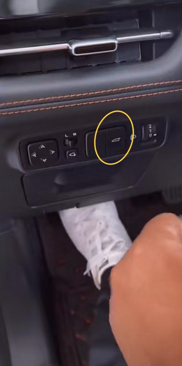 长安UNI-K 车内后备箱开关按钮   开的时候长按3秒钟就开了     关的时候需要一直按着才能关闭   如果关到一半