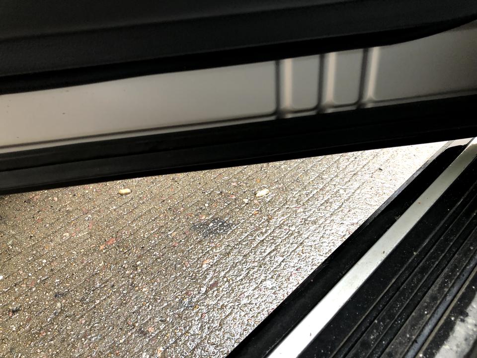 丰田威兰达 大佬们，请问一下新车车门的排水孔在哪？需要清理的吗？为什么下雨升窗的时候车窗有水？？