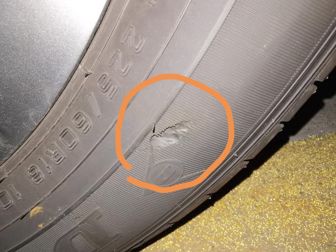 丰田威兰达 去年10月提的车，到现在约4个月，今天发现前轮轮胎侧壁有损伤，不确定是否自己弄的，问了4s，不保修，这个损伤