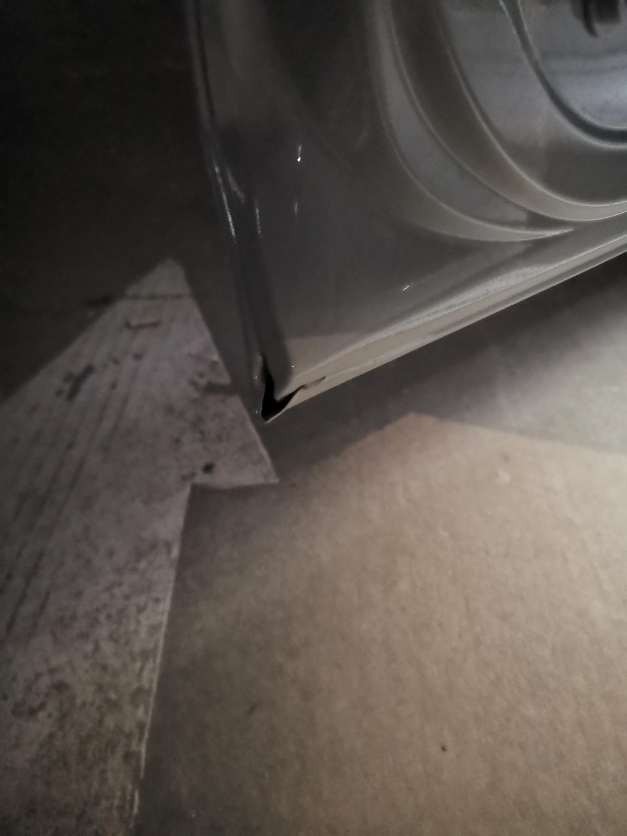 宝马3系 这是宝马325主驾驶门边，这是前门留得排水的口吗？还是瑕疵？